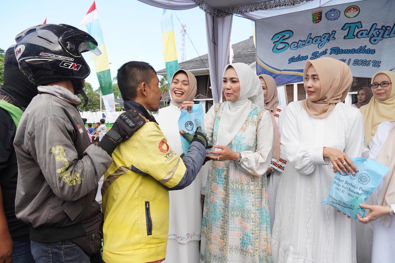 TP. PKK Provinsi Lampung Bersama DWP Bagikan 500 Paket Takjil di Hari Terakhir Kegiatan Ramadan Berbagi