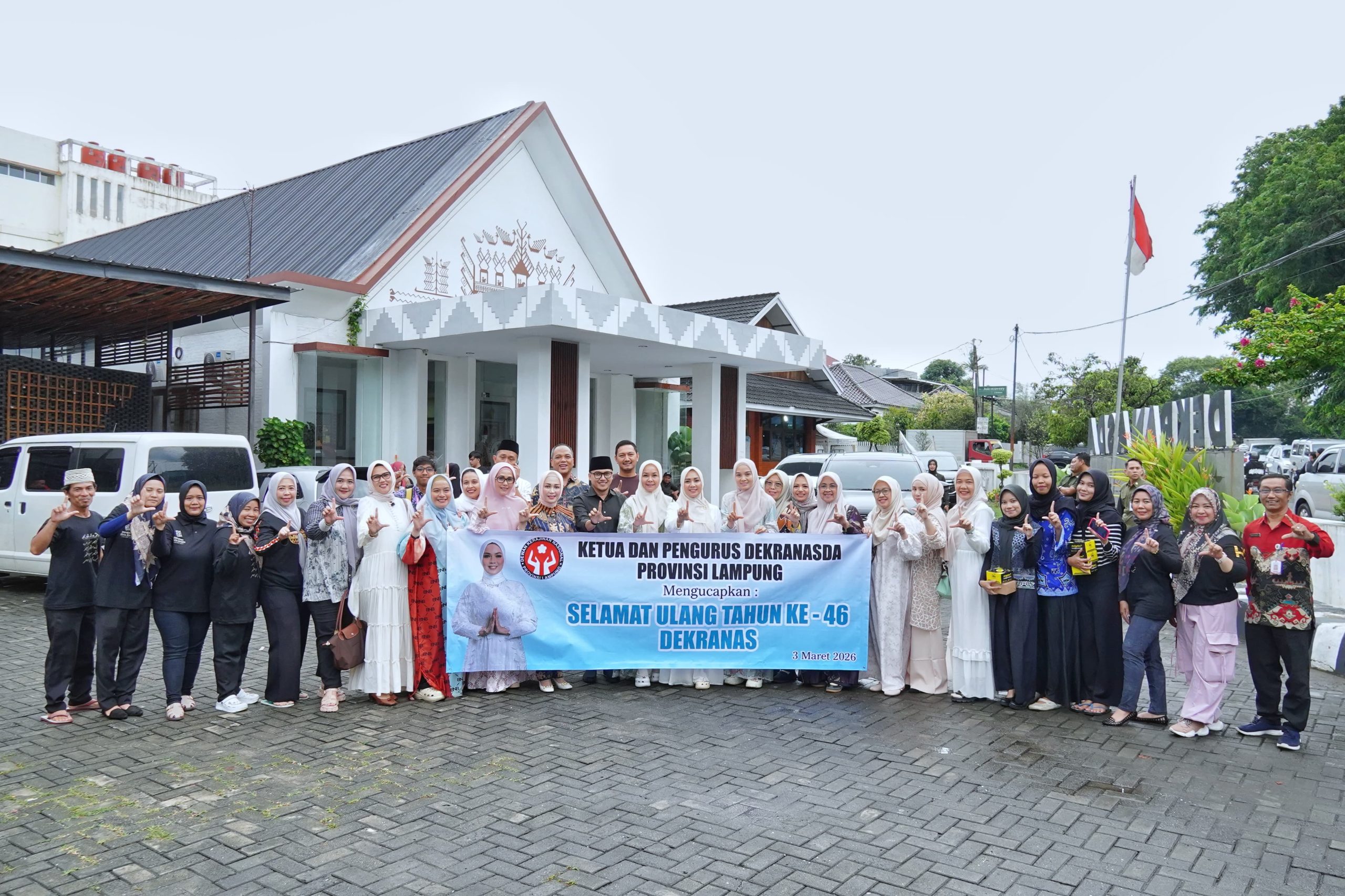 Dipimpin Purnama Wulan Sari Mirza, Dekranasda Provinsi Lampung Berbagi 1.500 Takjil di Bulan Ramadan