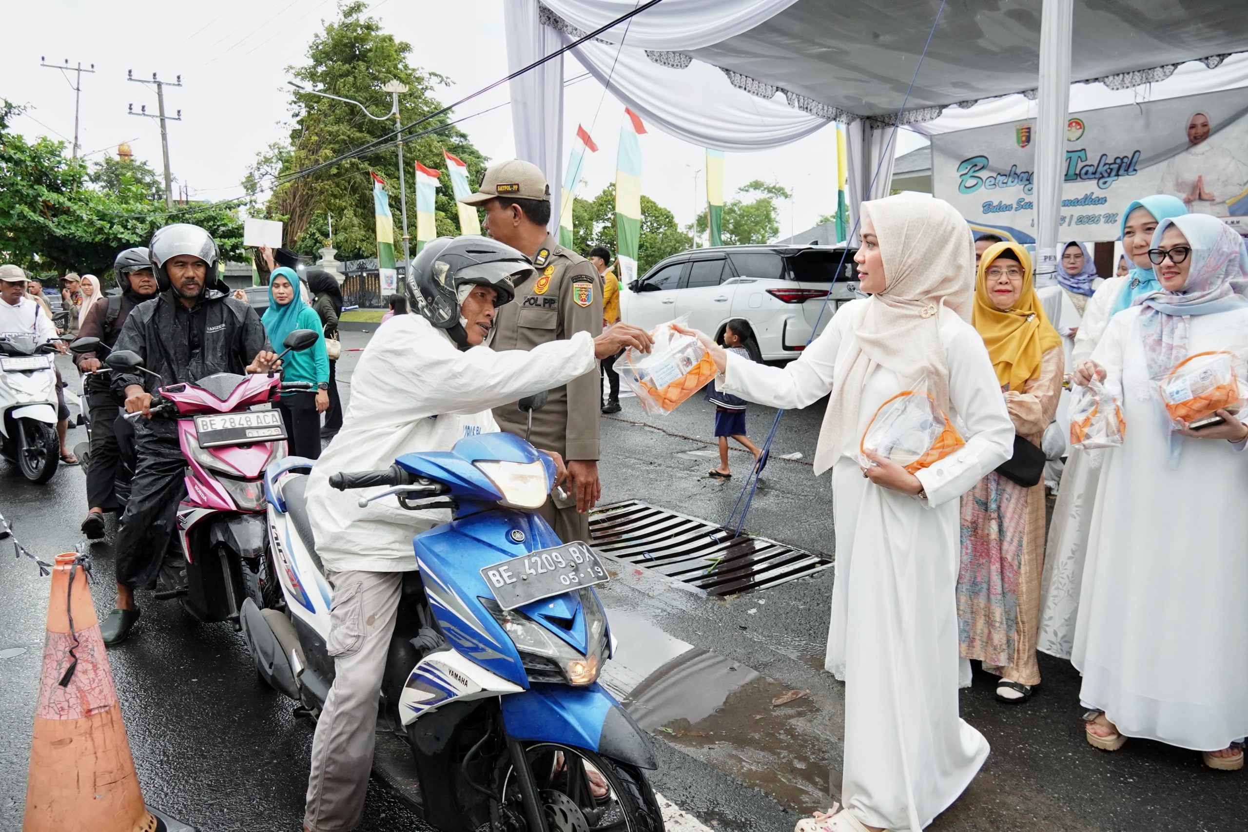 Semangat Ramadan, TP PKK dan DWP Provinsi Lampung Berbagi Takjil Meski Sempat Diguyur Hujan