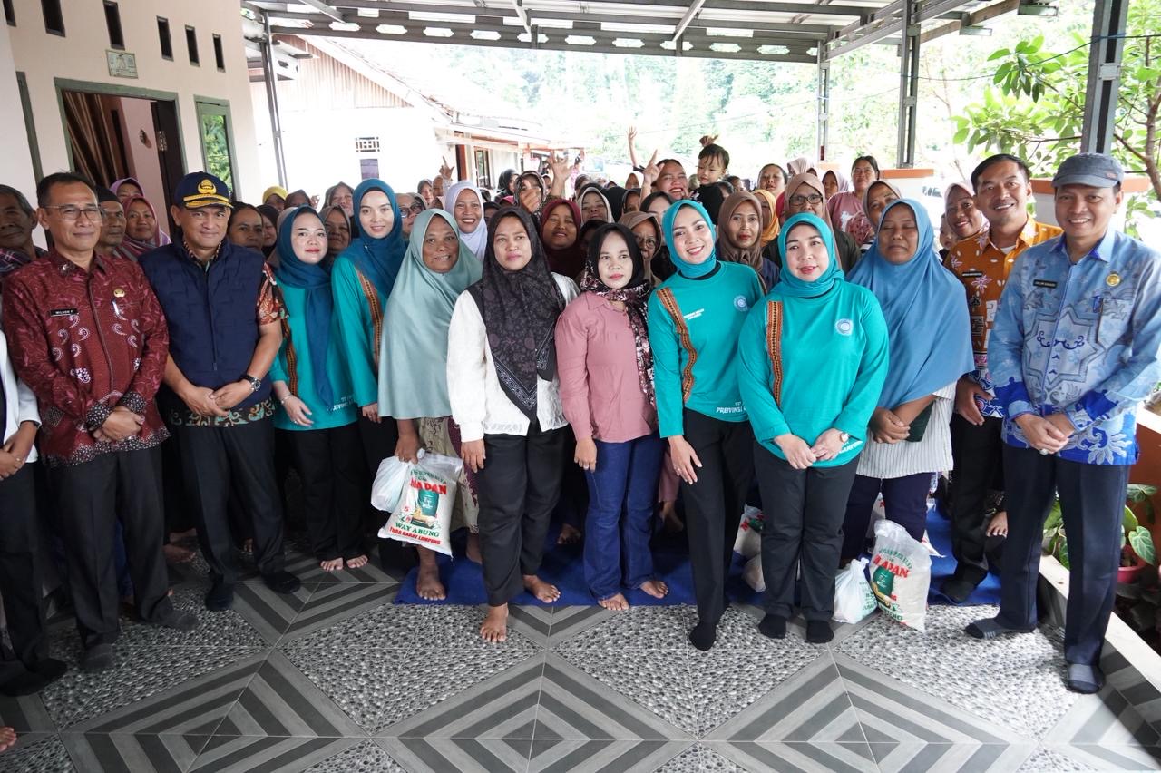 TP PKK Provinsi Lampung Hadir di Tengah Masyarakat, Salurkan Bantuan Sosial dan Dukungan Gizi Anak